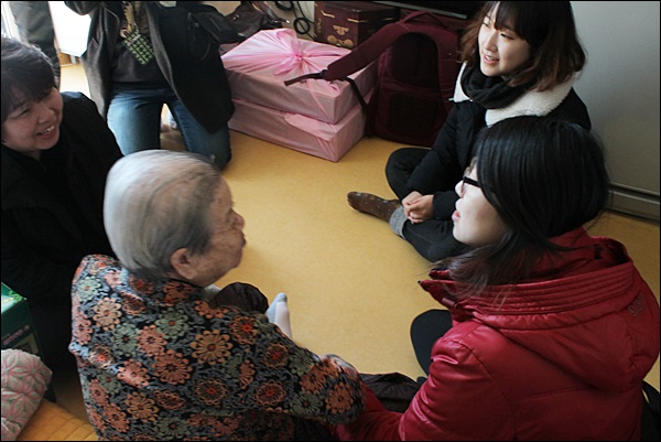 올해 92살인 일본군 위안부 피해자 이 할머니가 젊은이들과 대화를 하며 웃고 있다(2015.2.13) / 사진. 평화뉴스 김영화 기자