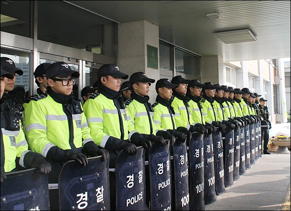 경북교육청 정문을 폐쇄하고 출입을 통제하는 경찰(2015.2.17) / 사진. 평화뉴스 김영화 기자