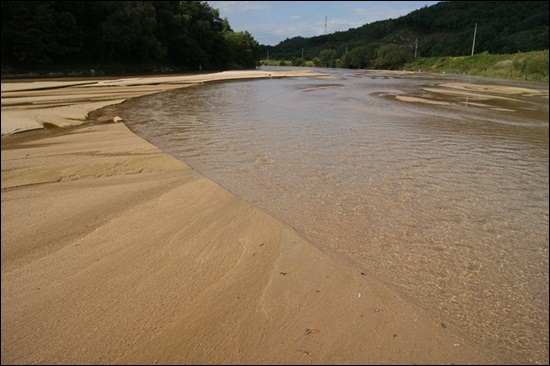 모래톱 위를 강물이 유유히 흘러가는, 모래강 내성천의 전형적인 모습이 담겼다. ⓒ 정수근
