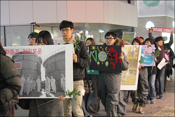 '탈핵'을 촉구하며 침묵시위를 하는 대구시민들(2015.3.11.동성로) / 사진. 평화뉴스 김영화 기자