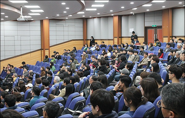 이날 강연에는 시민 3백여명이 참석했다(2015.4.9) / 사진. 평화뉴스 김영화 기자