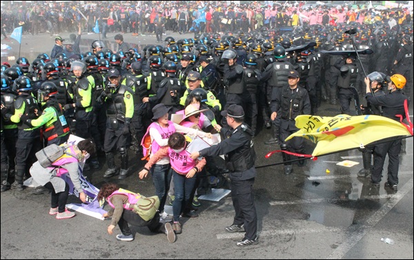 경찰 방패에 부딪쳐 넘어진 여성노동자(2015.4.24) / 사진.평화뉴스 김영화 기자