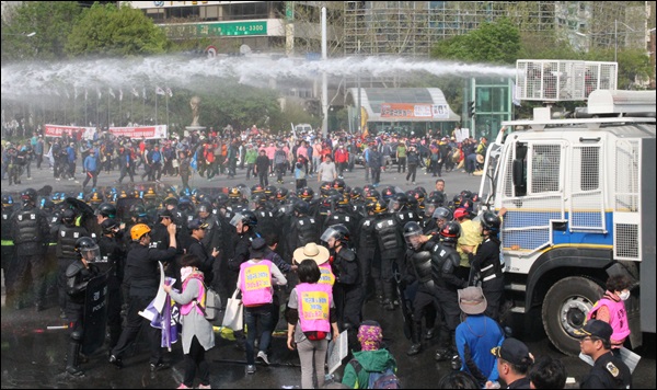 경찰이 살수차 1대를 동원해 노동자들에게 물대포를 뿌리고 있다(2015.4.24) / 사진. 평화뉴스 김영화 기자