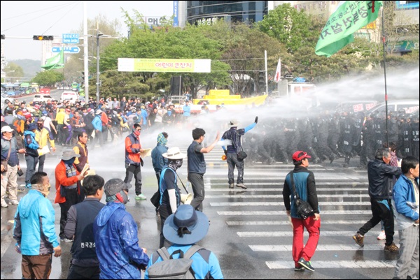 범어네거리에서 노동자들에게 물대포를 쏘는 경찰(2015.4.24) / 사진.평화뉴스 김영화 기자