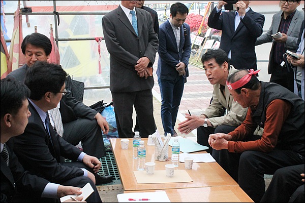 우원식 의원이 나아리 주민들과 면담을 갖고 있다(2015.4.29) / 사진.평화뉴스 김영화 기자