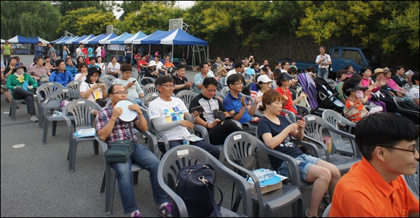이날 기념문화제에는 시민 1백여명이 참여했다(2015.6.13.신천둔치) / 사진.평화뉴스 박성하 인턴기자