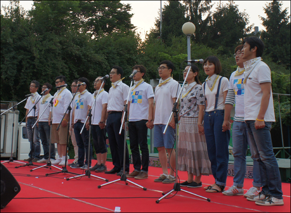 '포럼 다른대구' 회원들이 '광야에서' 노래를 부르고 있다. / 사진.평화뉴스 박성하 인턴기자