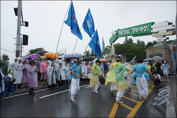 '밥쌀 수입 중단과 한중 FTA비준‧TPP가입 반대'를 촉구하는 경북농민투쟁 선포식. 사전행사로 부산동아대학교 풍물패 학생들이 공연을 하고 있다. (2015.6.30 경북도청 앞) / 사진. 평화뉴스 박성하 인턴기자