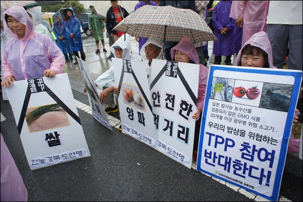 '밥쌀 수입 중단'을 촉구하는 농민들(2015.6.30.경북도청) / 사진.평화뉴스 박성하 인턴기자