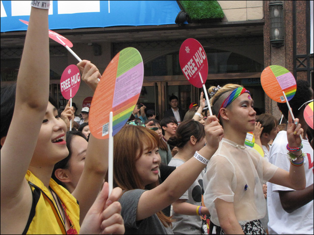 퀴어축제 참가자들이 축하공연을 즐기고 있다(2015.7.5) / 사진.평화뉴스 김영화 기자