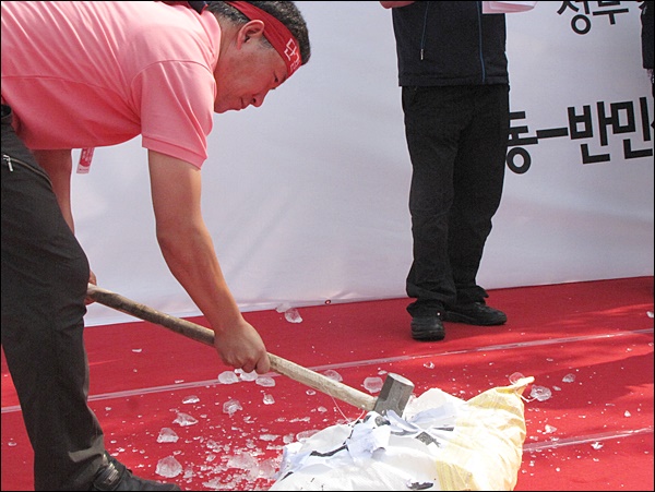 '노동탄압'을 상징하는 얼음을 깨는 노동자(2015.7.15.대구노동청) / 사진.평화뉴스 김영화 기자