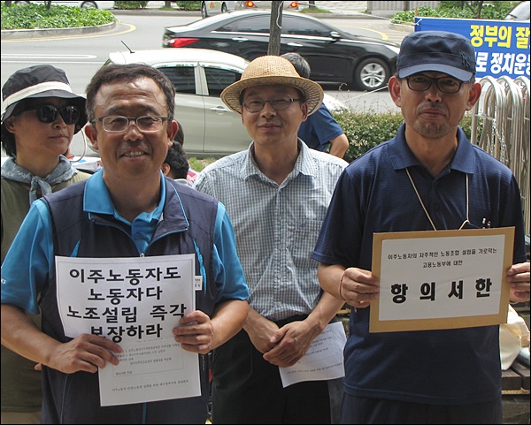 대구노동청장에게 항의서한을 전달하러 가는 노조(2015.7.27) / 사진.평화뉴스 김영화 기자