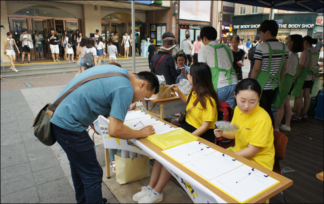 일본군 위안부 문제 해결을 위한 '세계 1억인 서명'에 참여하고 있는 시민 (2015.7.29) / 사진. 평화뉴스 박성하 인턴기자