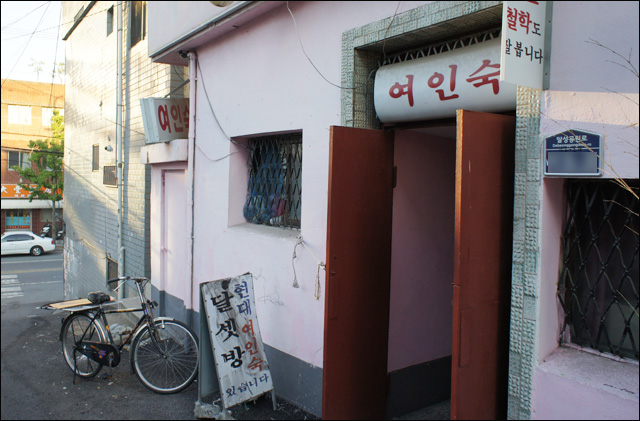 대구시 중구 대신동의 '쪽방' 입구(2015.8.4) / 사진. 평화뉴스 박성하 인턴기자
