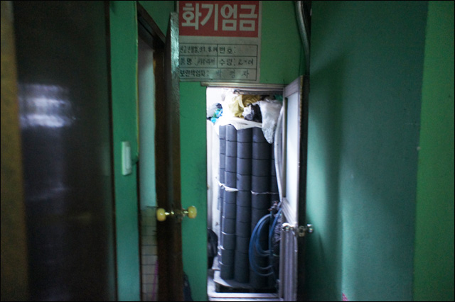 여관 한 쪽에 쌓인 연탄(2015.8.4 대신동) / 사진. 평화뉴스 박성하 인턴기자