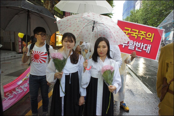 '소녀의 꿈'이라는 꽃말을 가진 수국을 들고 있는 저고리를 입은 참가자들 (2015.8.12) / 사진.평화뉴스 박성하 인턴기자