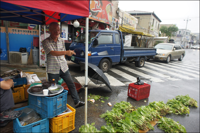 10년째 번개시장에서 채소를 팔고 있는 제갈임태(64)씨 (2015.8.20) / 사진. 평화뉴스 박성하 인턴기자