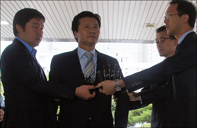 성폭행 혐의 조사를 받기 위해 대구지검에 출석한 심학봉 의원(2015.10.1) / 사진.평화뉴스 김영화 기자