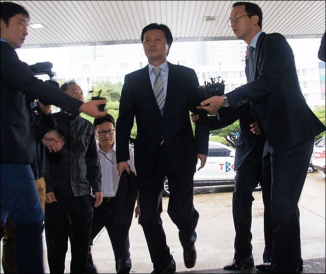 취재진의 질문을 받고 있는 굳은 표정의 심 의원(2015.10.1) / 사진.평화뉴스 김영화 기자