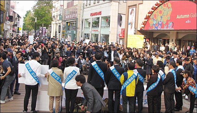 대구백화점 서명운동에는 시민 3백여명이 참석했다(2015.10.23) / 사진.평화뉴스 김영화 기자