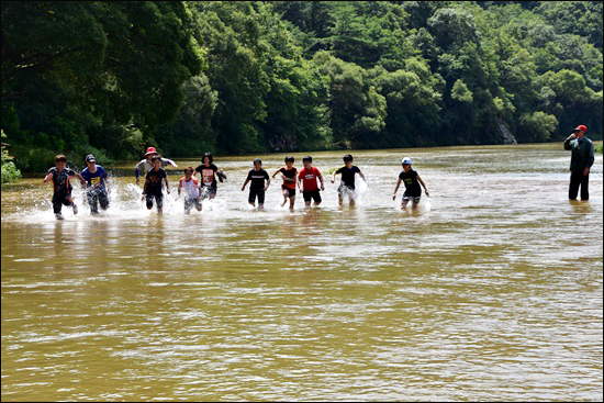 영주댐을 막아내고 아이들이 강과 하나가 되어 안전하게 놀 수 있는 강 내성천을 저 아이들에게 고스란히 물려줘야 한다. ⓒ 정수근