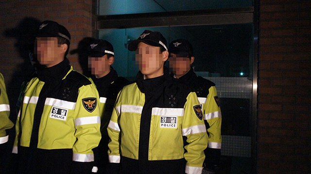 '국정화 비밀 TF'로 알려진 교육부 역사교육지원팀 사무실을 통제하고 있는 경찰들. ⓒ프레시안(서어리)