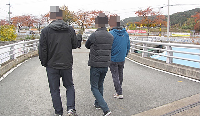 주민투표소 주변을 배회하는 한수원 직원들 (2015.11.11) / 사진.평화뉴스 김영화 기자