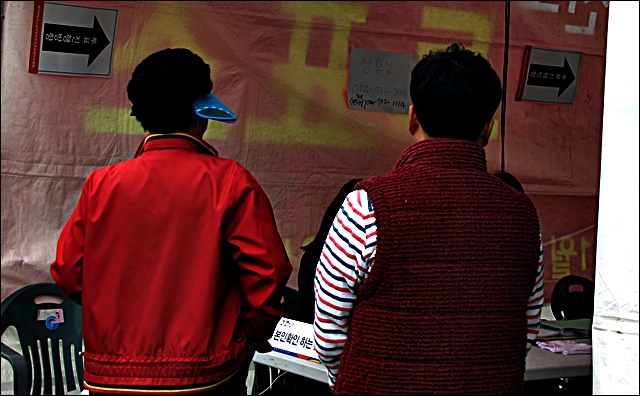 영덕 강구면 제2투표소에서 저녁 7시에도 투표하는 주민들(2015.11.11) / 사진.평화뉴스 김영화 기자