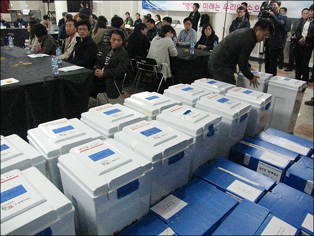 원전 찬반에 대한 주민들의 의사가 담긴 투표함 20개(2015.11.12) / 사진.평화뉴스 김영화 기자