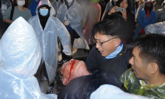 14일 물대포를 맞고 피를 흘린 채 쓰러진 농민 백모 씨. ⓒ프레시안(손문상)