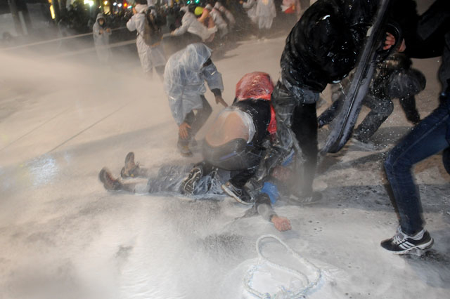 백 씨가 물대포에 맞고 넘어졌지만 경찰의 살수는 계속됐다. ⓒ프레시안(손문상)