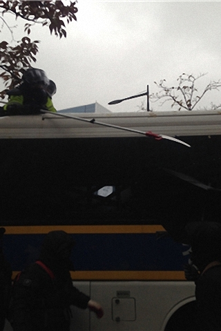 경찰이 14일 집회 진압을 위해 임의 제작 및 사용한 톱 달린 장대. ⓒ민중총궐기 투쟁본부 제공