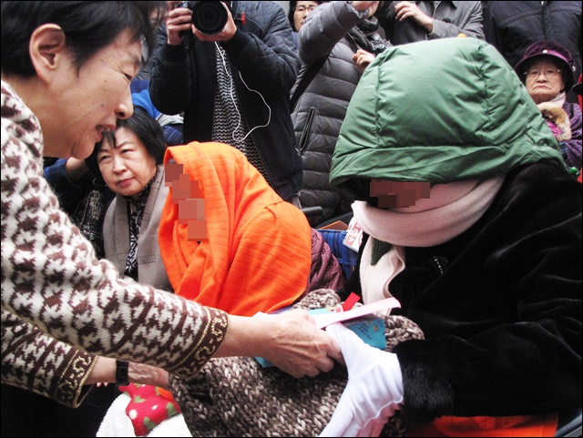 할머니들에게 선물을 전달하는 츠보카와 히로코 사무국장(2015.12.5) / 사진.평화뉴스 김영화 기자