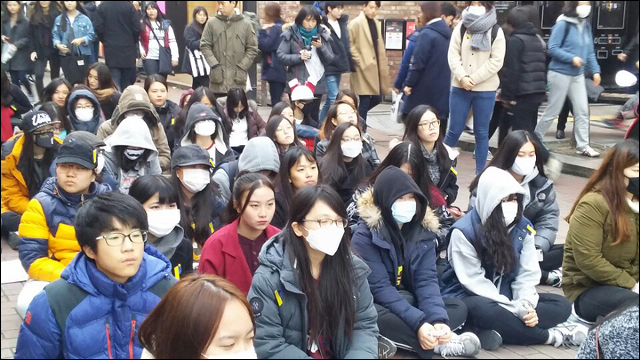 많은 청년·학생들이 정부의 '복면금지법'에 항의하는 뜻으로 마스크를 쓰고 집회에 참석했다. (2015.12.5 대구 동성로) / 사진. 평화뉴스 김지연 인턴기자