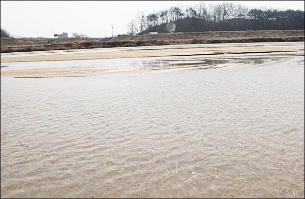 모래가 뒤 덮인 내성천(2014.3.23) / 사진.평화뉴스 김영화 기자
