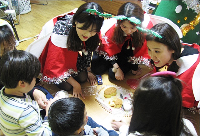 산타마을 요정들이 아이들과 화분케이크을 만들고 있다(2015.12.24) / 사진.평화뉴스 김지연 인턴기자