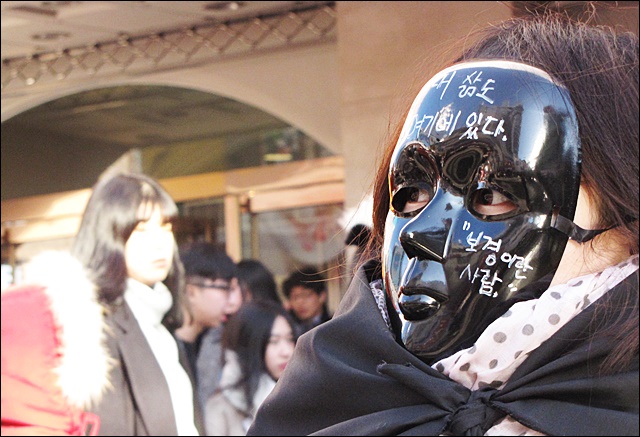 얼굴에 마스크를 낀 장애인 예술가(2015.12.25) / 사진.평화뉴스 김영화 기자