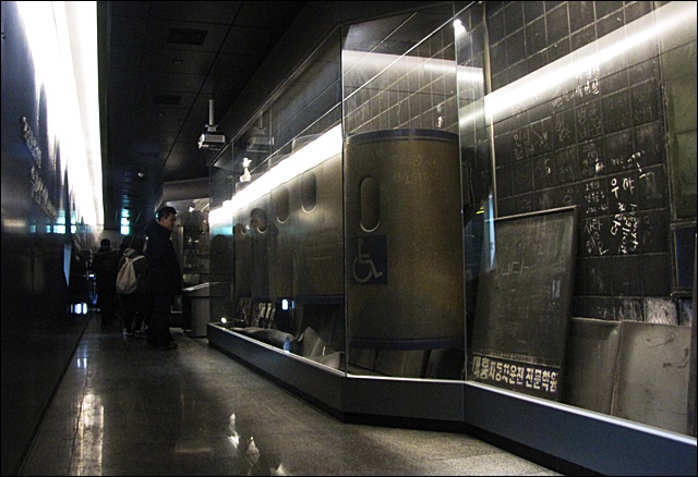 27m 추모벽은 유리에 쌓여 시민들 누구나 관람이 가능하다(2015.12.28) / 사진.평화뉴스 김영화 기자