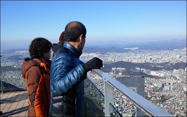 가족들이 앞산 전망대에서 대구를 내려다보고있다.(2015.12.28) / 사진.평화뉴스 김지연 인턴기자