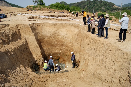 내성천 금강마을의 1,000년 전 고찰 금강사 터 발굴 현장. 이곳에서 보물급 불교유물이 다량 출토되었다. 이 정도 되면 금강사 터 자체를 보존하는 것이 옳다 ⓒ 정수근