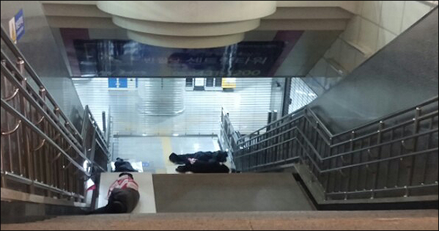 밤 12시 30분, 반월당역 지하도 계단에 누운 노숙인들 / 사진. 평화뉴스 김지연 인턴기자