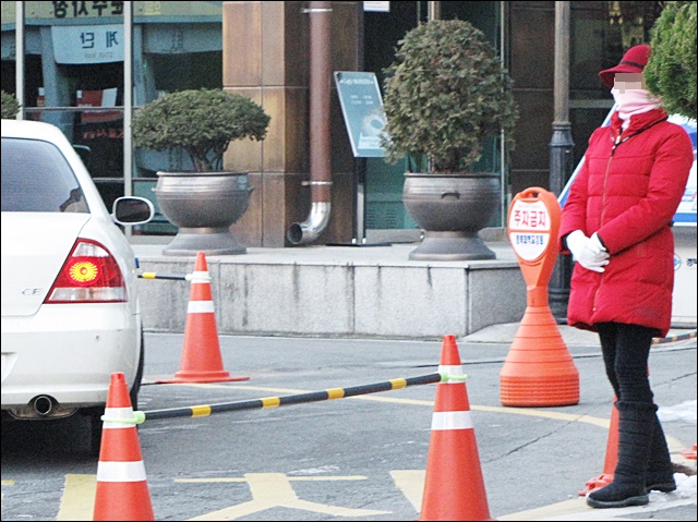 해고자들 자리에 신규채용된 주차안내요원들(2016.2.2) / 사진.평화뉴스 김영화 기자