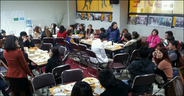 2015년 설 명절, 이주여성들과 그 가족들이 대구이주민선교센터에서 다과를 나누고 있다. / 사진 제공. 대구이주민선교센터
