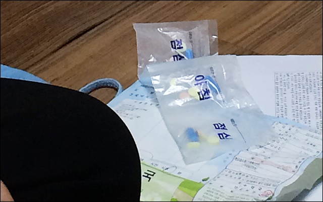 이씨가 먹는 약봉지가 방 가운데에 널려 있다(2016.2.4) / 사진.평화뉴스 김영화 기자