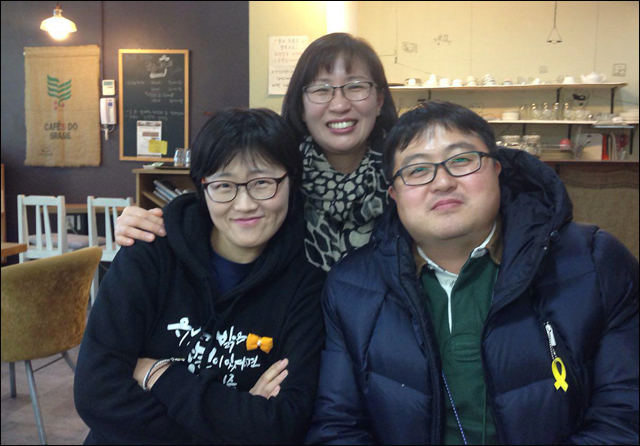 (왼쪽부터) 지명희, 한민정, 강동민씨...2016년 2월 카페 공중그네에서 / 사진. 한유미