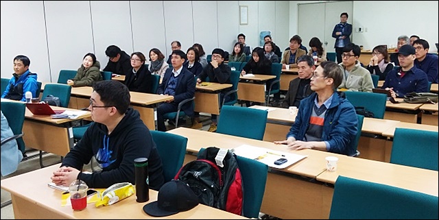 이날 강연에는 시민 40여명이 참석했다(2016.3.23) / 사진.평화뉴스 김지연 수습기자