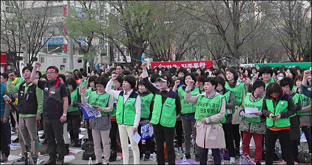 이들은 집회 후 경북대병원까지 행진을 벌였다(2016.4.1) / 사진.평화뉴스 김영화 기자