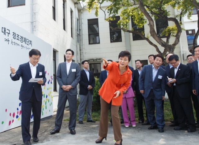 박근혜 대통령은 새누리당 공천이 한창이던 지난 3월 10일 대구를 찾아 '공천에 영향을 주려 한다'는 논란을 일으켰다. ⓒ청와대
