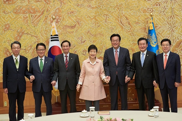 지난 13일 열린 박근혜 대통령, 여야 3당 원내대표 회동 (청와대 제공)