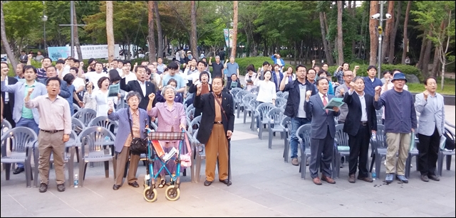 이날 행사에는 시민 130여명이 참석해 '임을 위한 행진곡'을 불렀다.(2016.5.18. 2.28기념공원) / 사진.평화뉴스 김지연 기자
